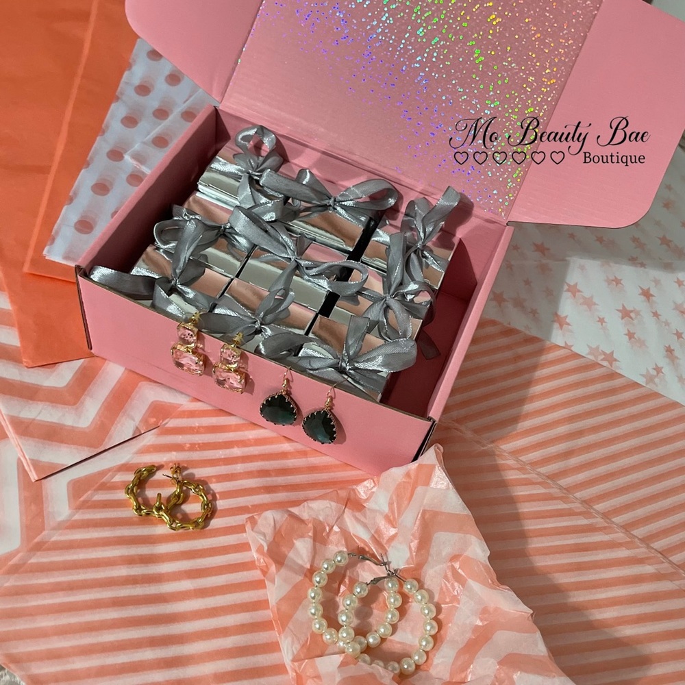 Boutique Surprise Gift Box - Picture 4 of 11